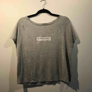  - Säljer en t-shirt från Zara i storlek M. Frakt ingår i priset