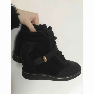  - Fina wedges med gulddetaljer, i nyskick. Endast använda 2 gånger. 