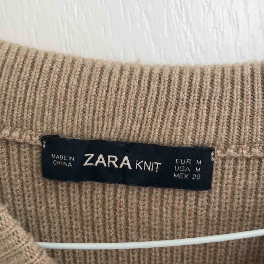 Stickad beige tröja från Zara i nyskick.. Tröjor & Koftor.