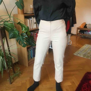  - beigea byxor med hög midja och resår. köpta second hand, i fint använt skick