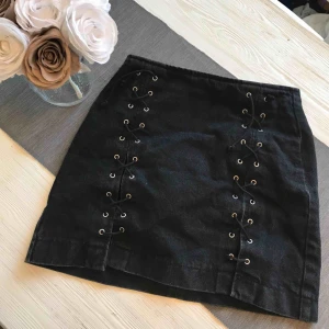  - Svart jeanskjol men snörning! 20% går till barncancer fonden och jag skickar givetvis bevis på detta 