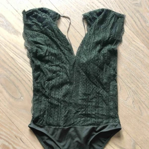  - Grön body från Zara. Aldrig använd pga för liten, prislapp sitter kvar✨ Frakt tillkommer! 