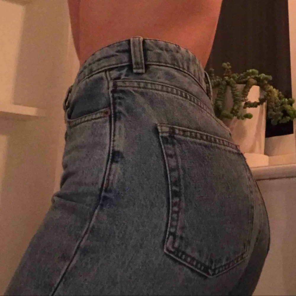 Avklippta mom jeans i en ljus tvätt från Monki. Använda men i bra skick. Väldigt mjuka och bekväma.. Jeans & Byxor.