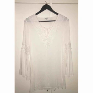 Klänning/topp - Super söt klänning/tunika med spets detaljer runt kragen och ärmar. Aldrig använd. 