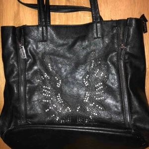  - En  väska i bra skick från eternel i fint skick. Andra bilden är på en necessär som kommer med (den går även att sätta fast i väskan). Nypris ligger runt 1000kr. Den är äkta. Möts upp i Stockholm eller så står köparen för frakt. 