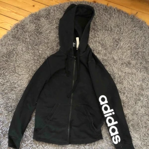  - Svart luvtröja med adidas tryck på vänsterarmen.  Sällan använd och bra skick.  Köpare står för frakt. 