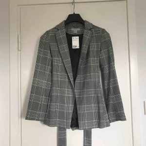  - Säljer en kavaj från H&M som finns i butik just nu. Storlek 32 men passar perfekt för en vanlig XS eller 34:a, obs aldrig använd endast provad. Köparen betalar frakt, upphämtning i Linköping möjligt