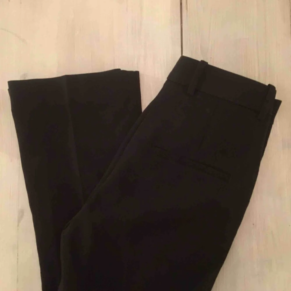 Svarta kostymbyxor i suveränt skick, storlek 36. Frakt är inräknat i priset:). Jeans & Byxor.