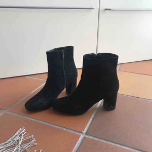  - Svarta snygga klackar som både går att klä upp och ner! Dem lite smutsiga men annars som nya, knappt använda! 