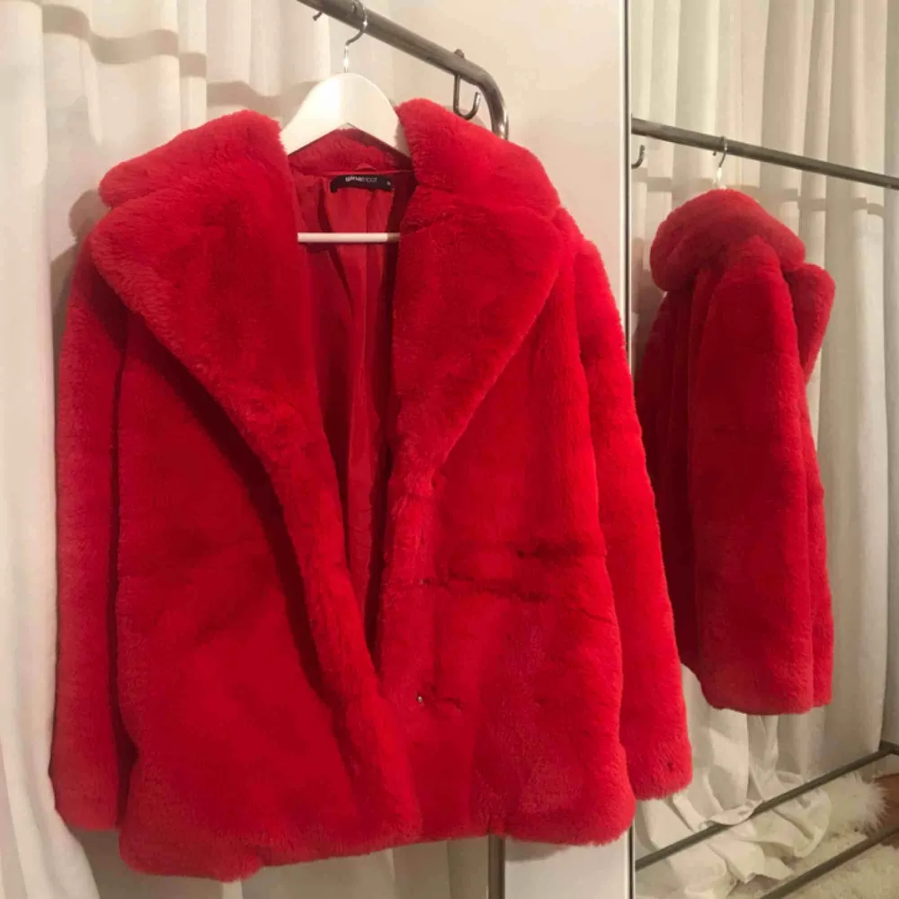 Jättesnygg röd Fake fur coat från Gina tricot! Den är endast använd vid 1 tillfälle så jättefint skick. Nypris 800 kr.❤️ frakt tillkommer. Jackor.