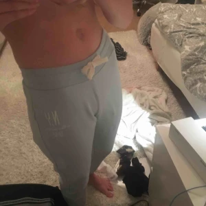  - Mysiga byxor som formar rumpan bra. Använt ca5 gånger då jag anser att jag inte passar i blå. Jätte skönt material och jätte bra kvalitet. Köptes för ca 5 månader sedan