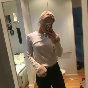  - Ljusrosa långärmad tröja med fluffigt vid händerna, super skön och i bra skick. Fraktas eller möts upp i Uppsala