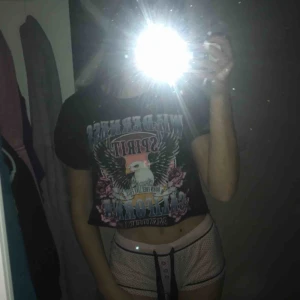  - Fin T-shirt som jag själv klippt så den är croppad