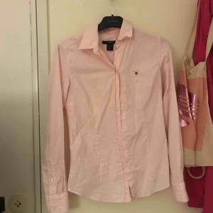  - En rosa och vit randig äkta gant skjorta. Bra skick, använd endast 2 gånger.