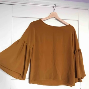  - Top från Boohoo som är köpt här på Plick men som aldrig kommit till användning. Kan skicka fler bilder! Frakten ingår i priset ✨