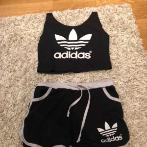  - Adidassett som är köpt utomlands för 300 kr. Sitter tajt på mig och är en XS/S.  Kan mötas upp i Stockholm, köpare står för frakt och tar endast swish. Hör av dig för mer info.