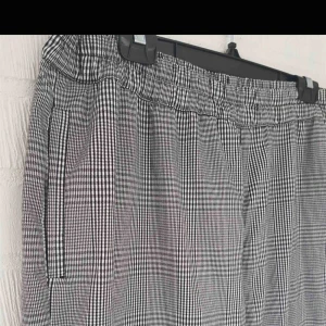  - Rutiga byxor i avslappnad modell från Lindex. Oanvända. Str XL