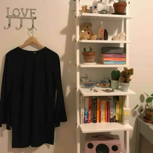  - svart basic klänning med trumpetärmar från NLY TREND, endast använd en gång! 100% polyester. fraktkostnad tillkommer💃🏽