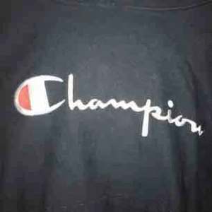  - Säljer min jättefina champion-Hoodie i vintagestil, som tyvärr är för liten för mig! Möts upp i Gävle eller fraktar då köparen står för kostnaden 🥰
