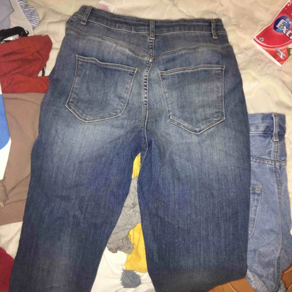 Snygga sköna blåa jeans, högmidjade o stretchiga, kortare i benen. Jeans & Byxor.