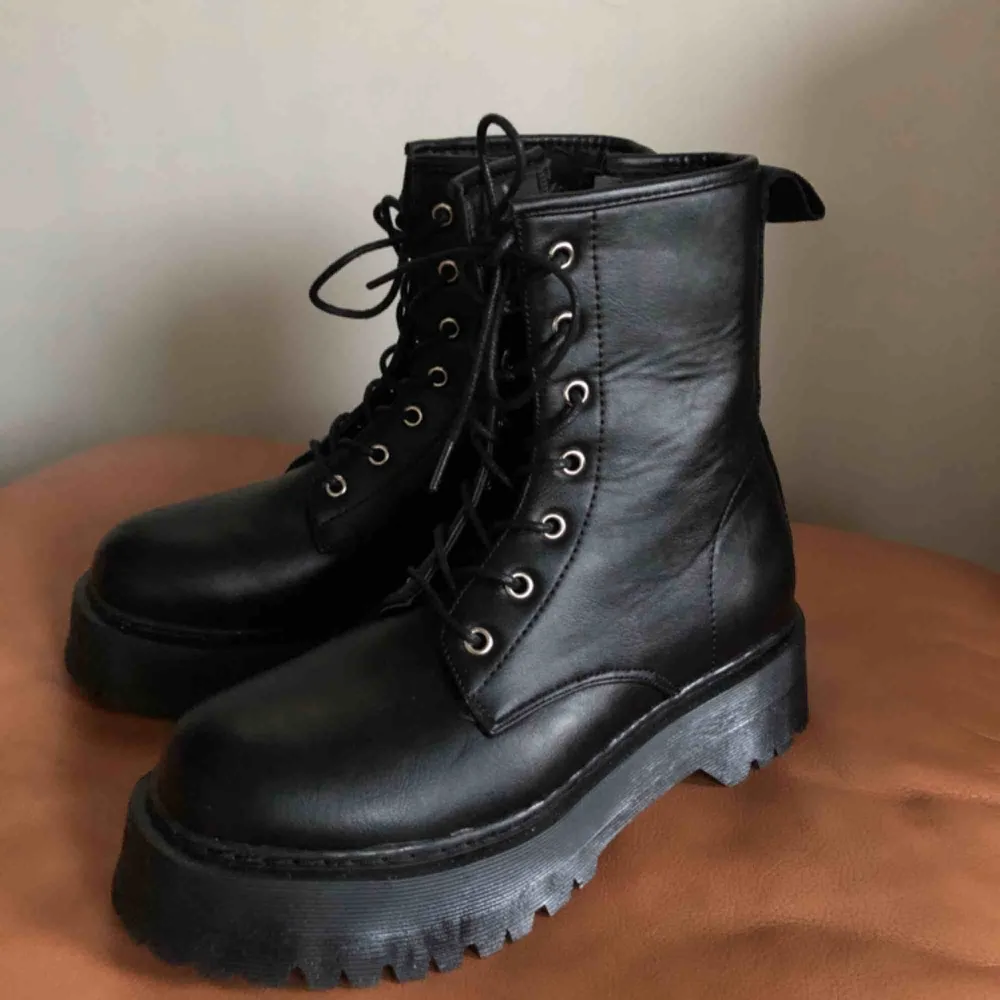 Platform boots från Rebellious Fashion som var köptes för en vecka sedan. Helt oanvända. Säljer dem på grund av fel storlek. Originell storlek är 37 men troligen passar till 38 också. Kan mötas upp i Stockholm eller i Kalmar annars tillkommer frakt.. Skor.