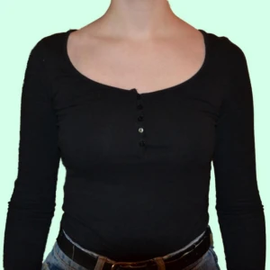  - Snygg basic tröja från Gina Tricot, passar till allt men har ändå det lilla extra som gör den ännu finare!