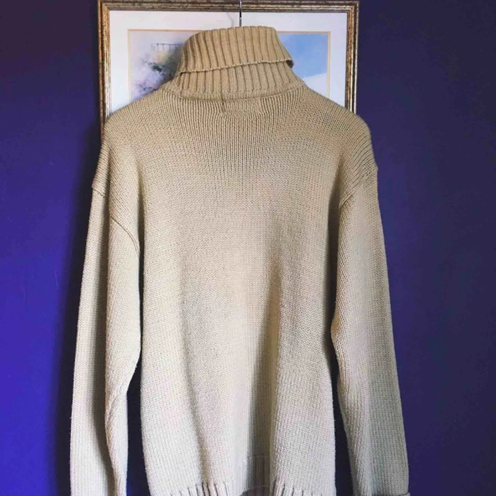 En jättemysig oversized stickad sweater med hög hals från Alphadventure. Varm och gosig, underbar för hösten/vintern! Inte stickig.  Använd typ 10 gånger. Storlek: L Nypris: 500:-. Stickat.