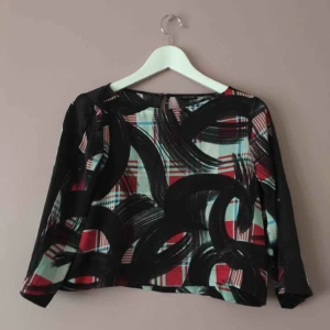  - Trekvartsärmad topp. Inte helt en croptop, den slutar strax nedanför naveln.  UK 8/EU 34. Passar någon som har stl 34-36   Köparen står för frakt 