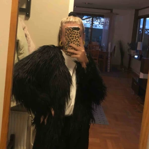  - Svart fuskpälsjacka från Gina, strl M. Passar även mig som är en XS/S 🌸 frakt tillkommer