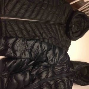  - Peak performance jacka mörkblå helium endast prova d stl xs 1000kr.peak performance frost svart jacka stl xs använd en vinter i jättefint skick.1000kr. Billigare pris vid snabb affär lr vid köp av båda 