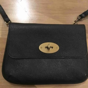  - Svart väska i äkta skinn. Fin replika från Mulberry. Hämtas i Bromma eller skickas. Köparen står då för frakt 