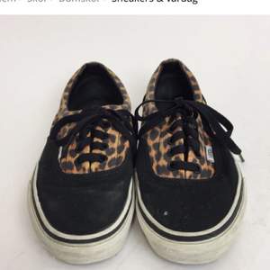 Ballaste Vans skorna i mocka. Svart grund med leopard print. Strl 38,5.