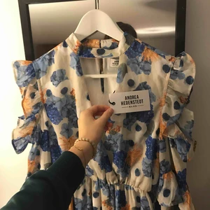  - Aldrig använd klänning ifrån NaKd x Andrea Hedenstedt. Lade in bilder från hemsidan på samma klänning med annan färg för att enkelt se hur den sitter på. Be annars om bilder privat. Nypris ligger på 66.95 Euro, ca 690kr. Säljer för 200 kr + ev frakt.