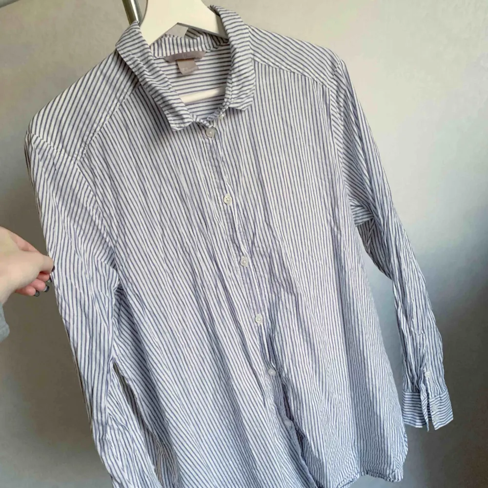 Skjorta/blus från H&M. Oanvänd. Storlek: 46 Bud!. Blusar.