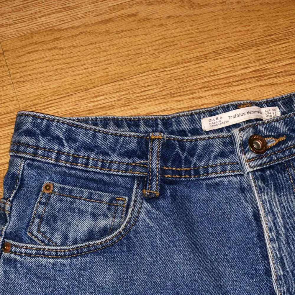 Knappt använda ”mom jeans” från Zara! Höga i midjan och grövre blått jeansmaterial. . Jeans & Byxor.