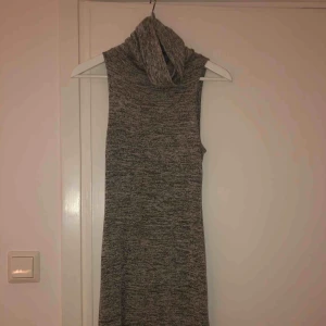  - Finstickad klänning som går till knäna. Mjukt skönt material som landar tight på kroppen. 