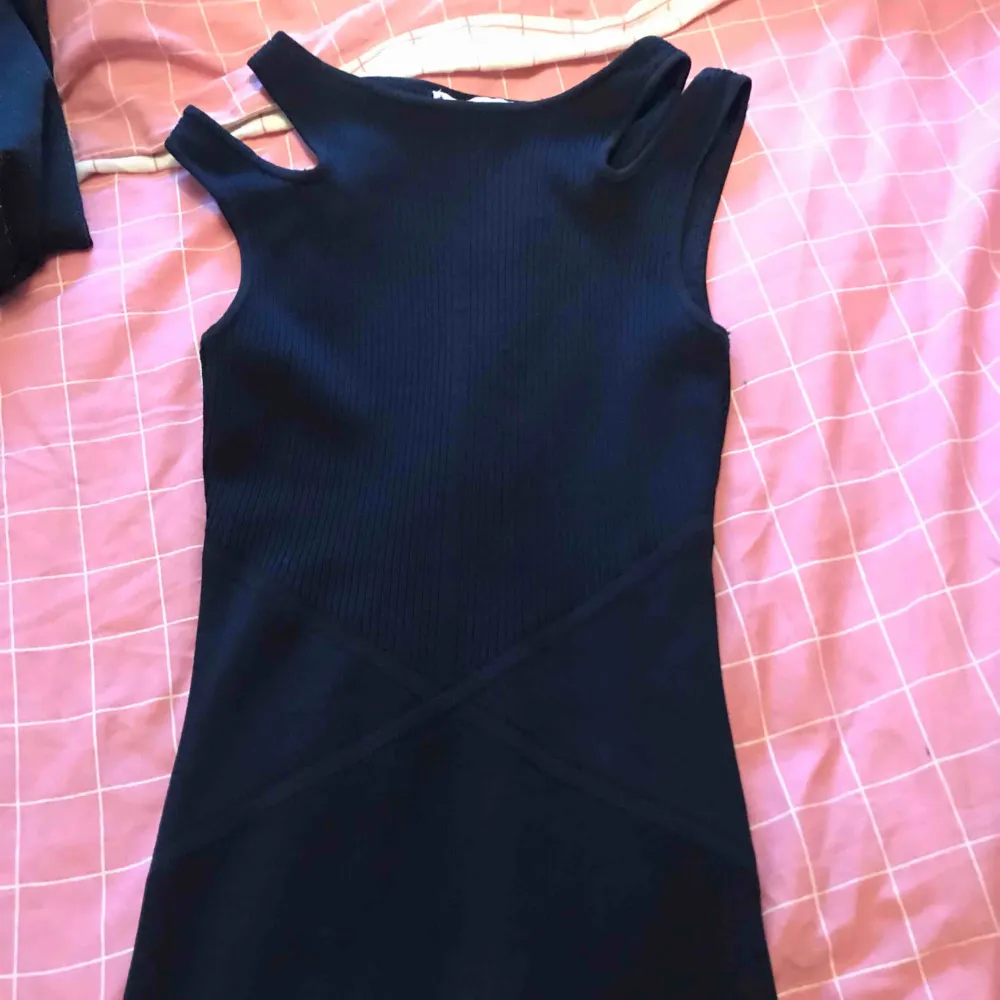 Snygg klänning mörkblå, ser nästan svart ut, i stl xs. Knappt använd. I väldigt fint skick. Inga fläckar eller noppor eller märken.. Klänningar.