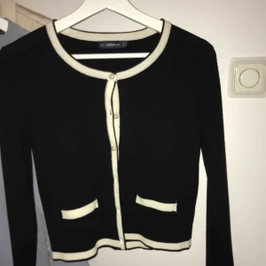  - Snygg kofta från Zara med slits vid ärmarna. Enbart testad. Säljer pga inte min stil. Köpare betalar eventuell frakt