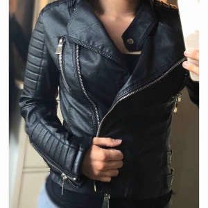  - Den populära skinnjackan ifrån Chiquelle. Nästintill oanvänd skinnjacka, väldigt bra skick och inga slitningar! Är i storlek 38 men skulle säga att den är mer som 36.