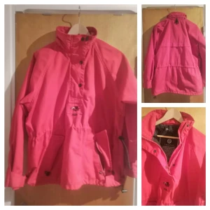 Haglöfs Nikka Twintex Röd Medium Jacka - Nypris: 2495 kr. Säljer för 799 kr + frakt. Priset kan diskuteras vid en snabb affär. Haglöfs Nikka i Twintex. Använd i fint skick. Dam jacka i röd, storlek uppskattas till Medium (passar nog alla från S-L. Har storlek 38 och den sitter löst på mig) Säljer den då jag rensar garderob och vind och inte använt på nästan 1 år. Jackan är i fint skick. Gamla snygga klassiska loggan med en fj*derprydd hatt. Jacka i Twintex har en kort dragkedja framtill dold bakom skyddsklaff med trycknappar samt dragsko i midjan,nederkanten samt kardborrejustering i ärmslut. En stor ficka fram med 2 öppningar som stängs med dragkedja,knapp och kardborreskäppning upptill. Vindtät, vattenavdtötande och ventilerande. Samt avtagbar luva. Hämtas utav köparen i Södertälje centrum /Skickar mot frakt.