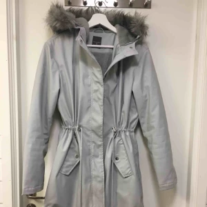  - Helt ny vinterjacka i storlek 38/40.  Den har väldigt mjukt och lent varmfoder på insidan. Fejkpäls på luvan.   Frakt tillkommer om den ska skickas