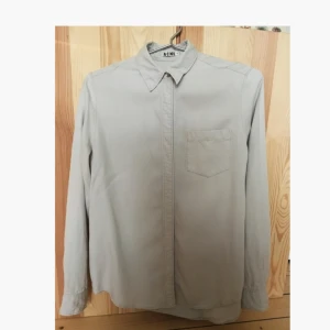  - Acneskjorta! Megafin, lite oversize passform i ett lite tjockare tyg. Kan mötas upp i Stockholm eller skicka mot betalad frakt. 