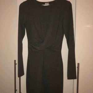  - Väldigt tajt klänning, använd fåtal gånger väldigt fint skick.  Köpt för 399kr Köparen sår för frakten