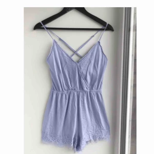  - Fin babyblå romper från hm. Skulle säga att den är ganska liten i storleken. Använd men i bra skick :) Köpare står för frakt. Tar Swish eller plick safepay. Kontakta mig gärna om du vill ha fler bilder eller har några frågor. 🦋