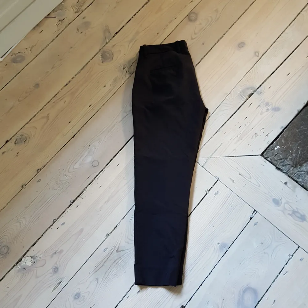 Svarta kostymbyxor från zara. Jeans & Byxor.