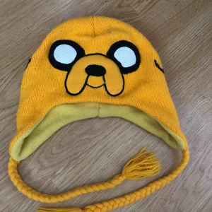  - Jake från Adventure Time/Äventyrsdags som mössa. Ganska sliten och använd men helt okej skick. Köparen står för frakten.