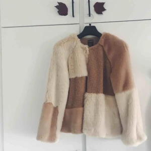 Fauxpäls jacka - Skitsnygg fluffig faux pälsjacka i storlek M. Om man vill ha den oversize passar den även den med stl. S. Aldrig använd, prislapp kvar. Säljer pga fel storlek. 
