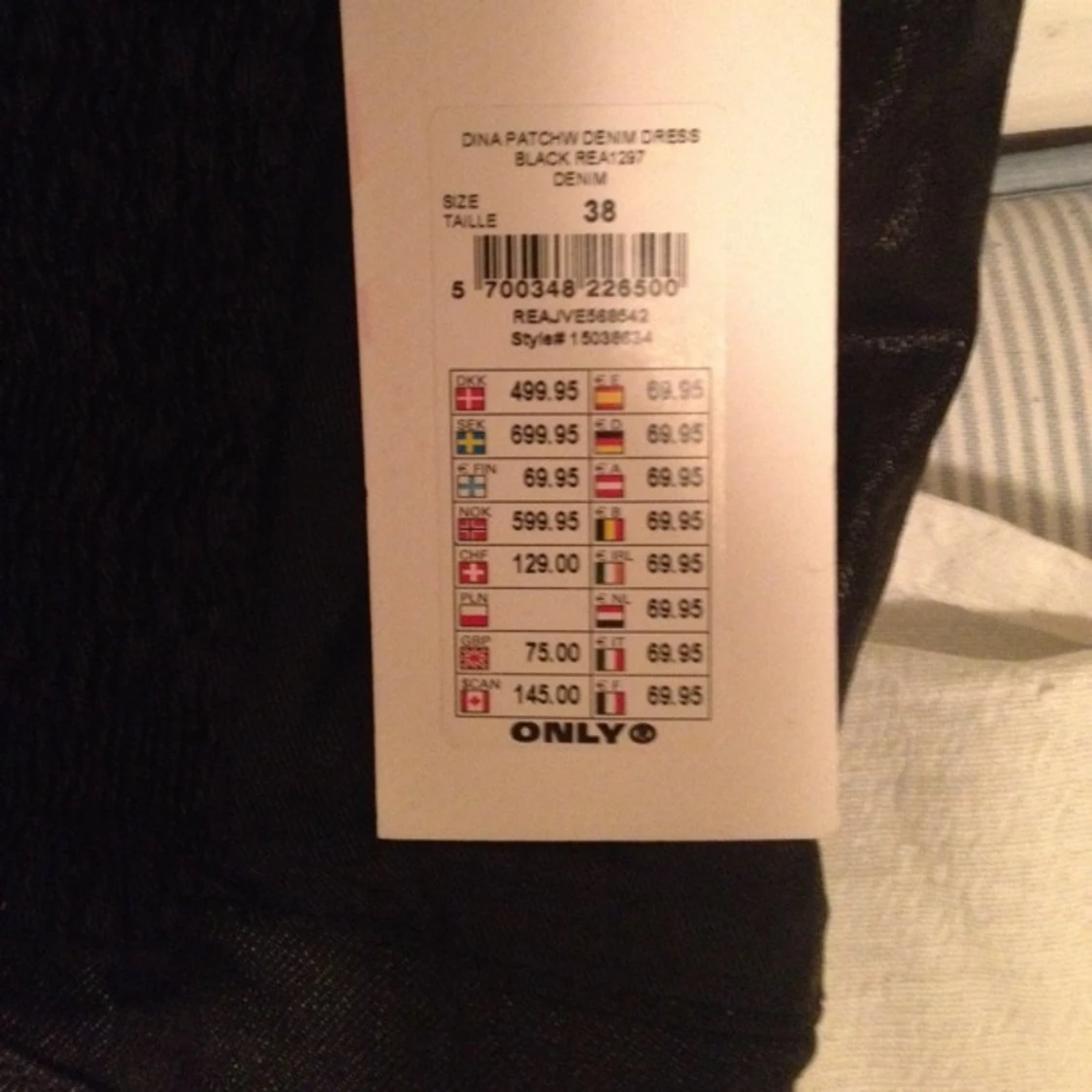 Klänning med skinnliknande detaljer. Prislapp kvar. Aldrig använd. Nypris 699 kr