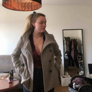  - Fin helt oanvänd kappa köpt för 200kr på h&m förra året. Går att knäppa ända upp och den är väldigt varm (i alla fall i lägenheten)! Lite av ett felköp då det egentligen inte är riktigt min stil!  Köparen står för frakt! 🧡