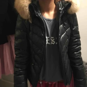  - Äkta Hollies jacka använde den endast förra vintern. Nypris var 4000kr